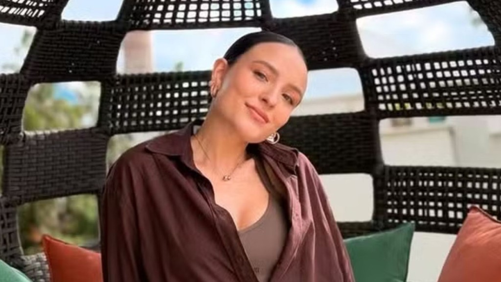 Larissa Manoela curte segunda-feira de piscina em casa: ‘Descanso merecido’